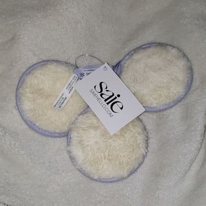 Saie Reusable makeup cleansing rounds